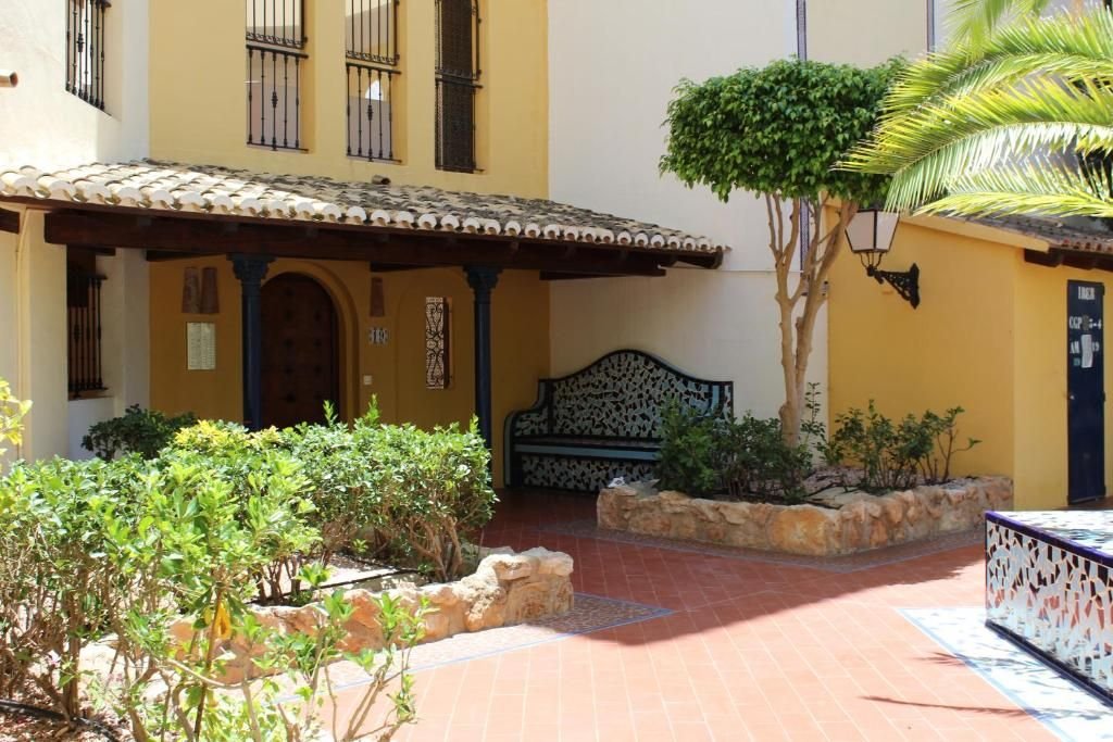 Entrance to the Aldea del Mar development